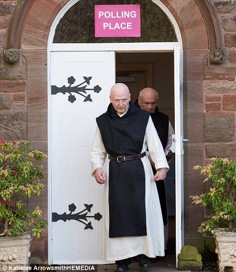 Σε παμπ, πλυντήρια και χώρους λατρείας ψηφίζουν οι Βρετανοί [εικόνες] | iefimerida.gr 8