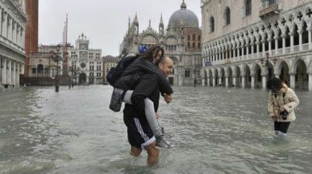 Ο Ντέιβιντ Κάμερον έβαλε τις γαλότσες και επιθεωρεί την πρωτοφανή καταστροφή της Αγγλίας [εικόνες] | iefimerida.gr 1