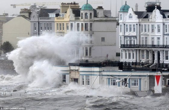 Ο Ντέιβιντ Κάμερον έβαλε τις γαλότσες και επιθεωρεί την πρωτοφανή καταστροφή της Αγγλίας [εικόνες] | iefimerida.gr 2