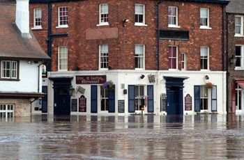 Ο Ντέιβιντ Κάμερον έβαλε τις γαλότσες και επιθεωρεί την πρωτοφανή καταστροφή της Αγγλίας [εικόνες] | iefimerida.gr 3