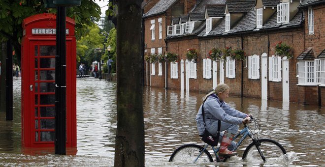 Ο Ντέιβιντ Κάμερον έβαλε τις γαλότσες και επιθεωρεί την πρωτοφανή καταστροφή της Αγγλίας [εικόνες] | iefimerida.gr 5