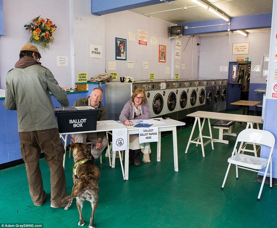 Σε παμπ, πλυντήρια και χώρους λατρείας ψηφίζουν οι Βρετανοί [εικόνες] | iefimerida.gr 2