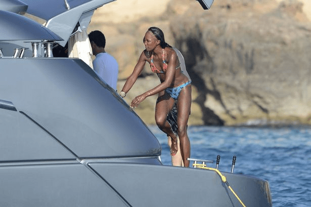 Η Ναόμι Κάμπελ πληρώνει το τίμημα των extensions και χάνει τα μαλλιά της [εικόνες] | iefimerida.gr 0