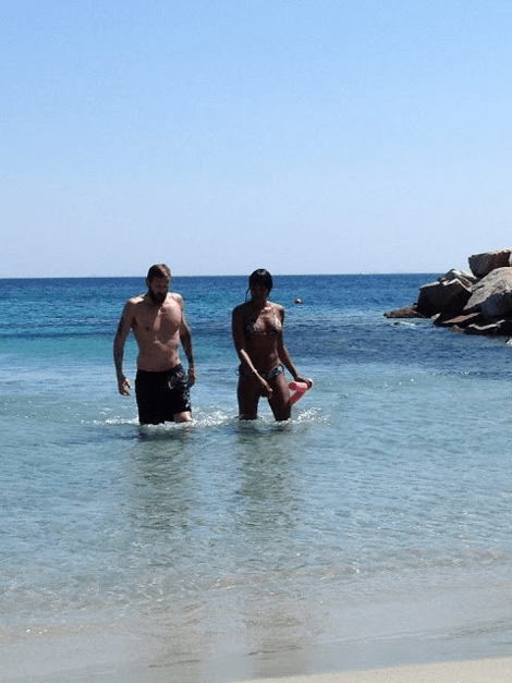 «Θαλασσοταραχή» προκαλεί στo νησί των Ανέμων η Ναόμι Κάμπελ [εικόνες] | iefimerida.gr 1