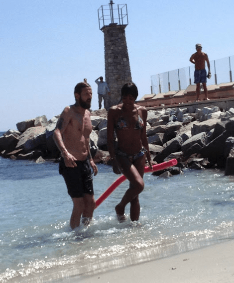 «Θαλασσοταραχή» προκαλεί στo νησί των Ανέμων η Ναόμι Κάμπελ [εικόνες] | iefimerida.gr 2