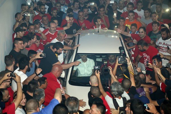 Κάηκε ο Πειραιάς για τον Καμπιάσο – 1.500 φίλοι του Ολυμπιακού τον υποδέχθηκαν [εικόνες] | iefimerida.gr 1