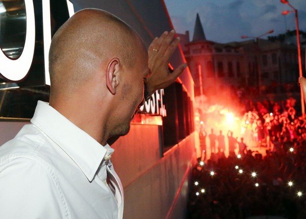 Κάηκε ο Πειραιάς για τον Καμπιάσο – 1.500 φίλοι του Ολυμπιακού τον υποδέχθηκαν [εικόνες] | iefimerida.gr 2