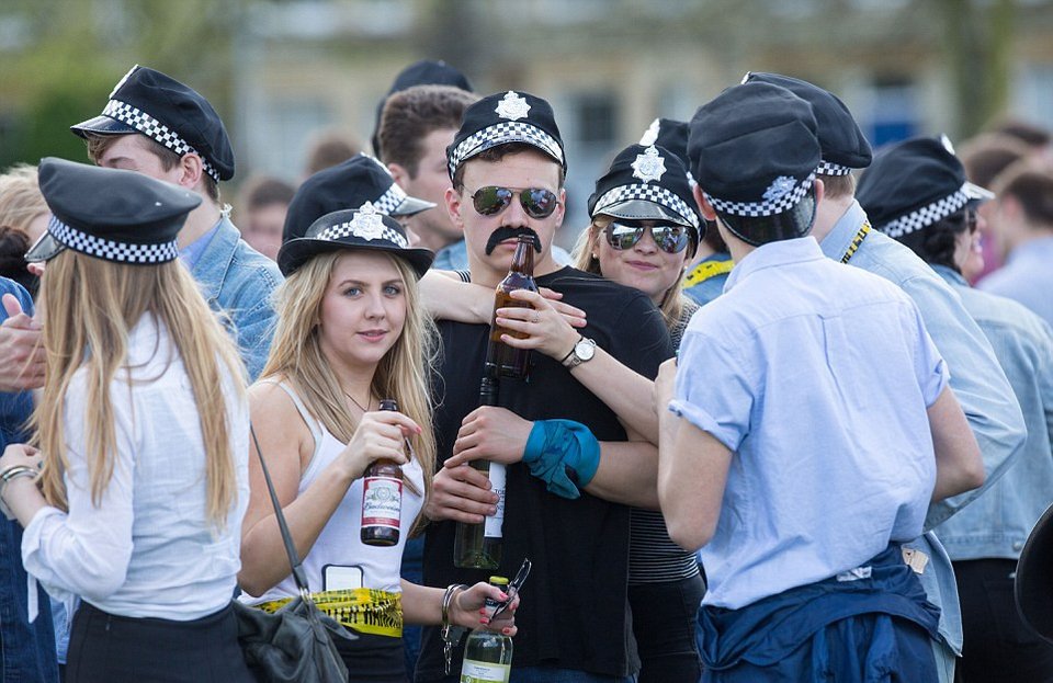 Στριπτίζ και μεθύσι δίχως όρια-Οταν οι φοιτητές του Κέμπριτζ αρχίζουν τις τρέλες [εικόνες] | iefimerida.gr 0