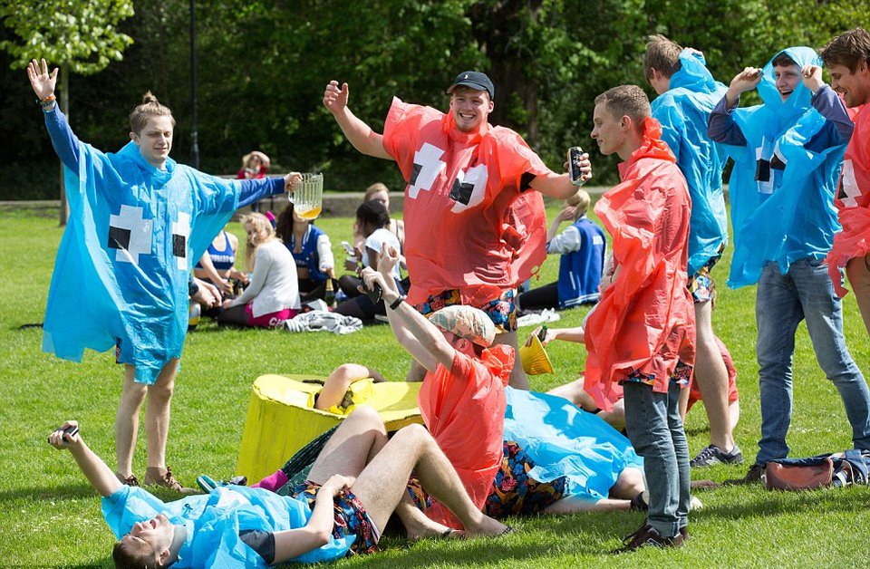 Στριπτίζ και μεθύσι δίχως όρια-Οταν οι φοιτητές του Κέμπριτζ αρχίζουν τις τρέλες [εικόνες] | iefimerida.gr 2
