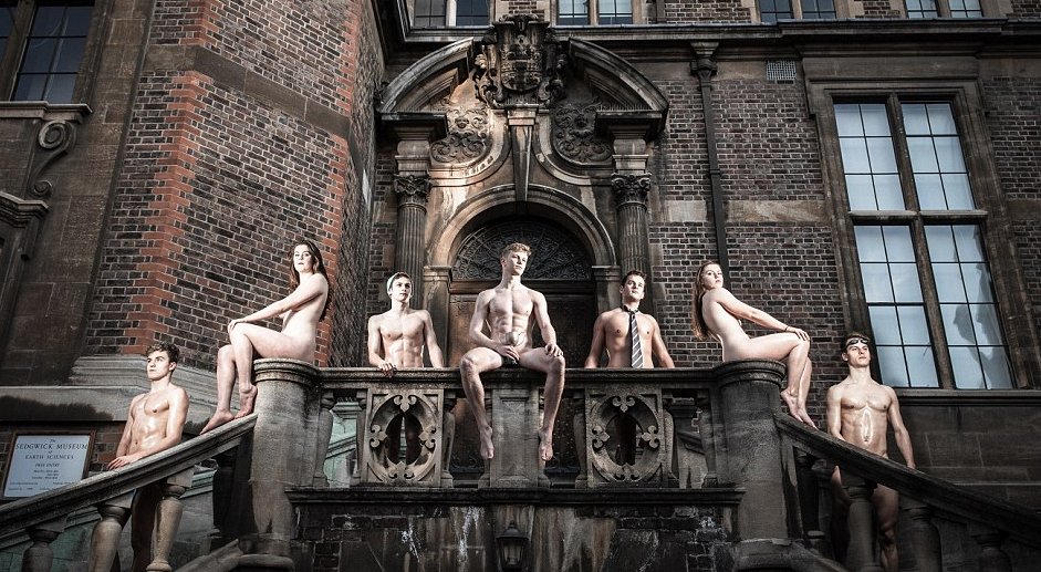 To Kέμπριτζ «ξεγυμνώνεται»: Φοιτητές «βγήκαν από τα ρούχα τους» για φιλανθρωπικούς σκοπούς [εικόνες]  | iefimerida.gr 1