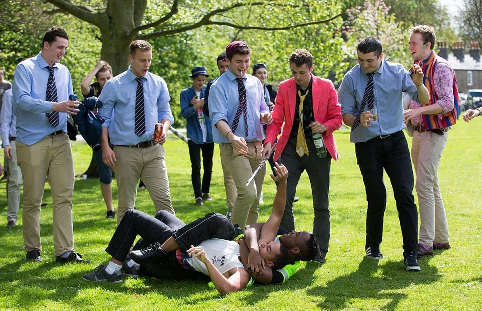 Στριπτίζ και μεθύσι δίχως όρια-Οταν οι φοιτητές του Κέμπριτζ αρχίζουν τις τρέλες [εικόνες] | iefimerida.gr 3