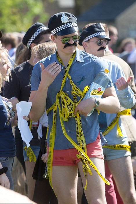 Στριπτίζ και μεθύσι δίχως όρια-Οταν οι φοιτητές του Κέμπριτζ αρχίζουν τις τρέλες [εικόνες] | iefimerida.gr 4