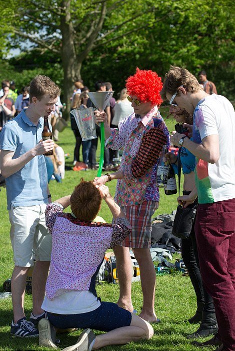 Στριπτίζ και μεθύσι δίχως όρια-Οταν οι φοιτητές του Κέμπριτζ αρχίζουν τις τρέλες [εικόνες] | iefimerida.gr 5