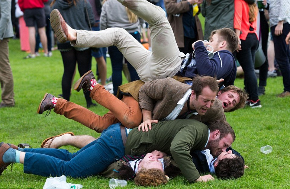 Στριπτίζ και μεθύσι δίχως όρια-Οταν οι φοιτητές του Κέμπριτζ αρχίζουν τις τρέλες [εικόνες] | iefimerida.gr 6
