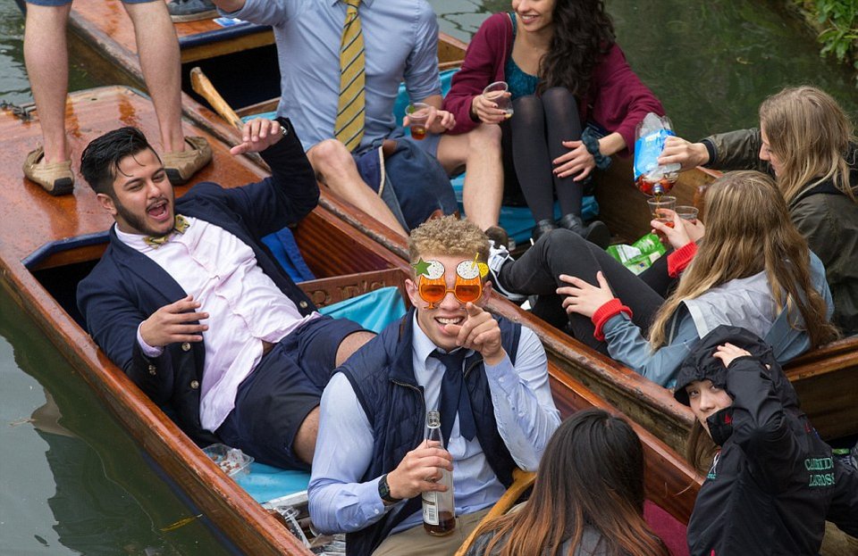 Στριπτίζ και μεθύσι δίχως όρια-Οταν οι φοιτητές του Κέμπριτζ αρχίζουν τις τρέλες [εικόνες] | iefimerida.gr 8