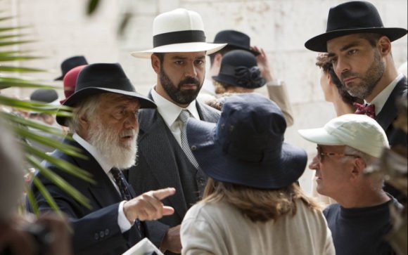 Εμφάνιση έκπληξη! Ο δήμαρχος Αλίμου παίζει στην ταινία του Σμαραγδή «Καζαντζάκης» [εικόνες]  | iefimerida.gr 0