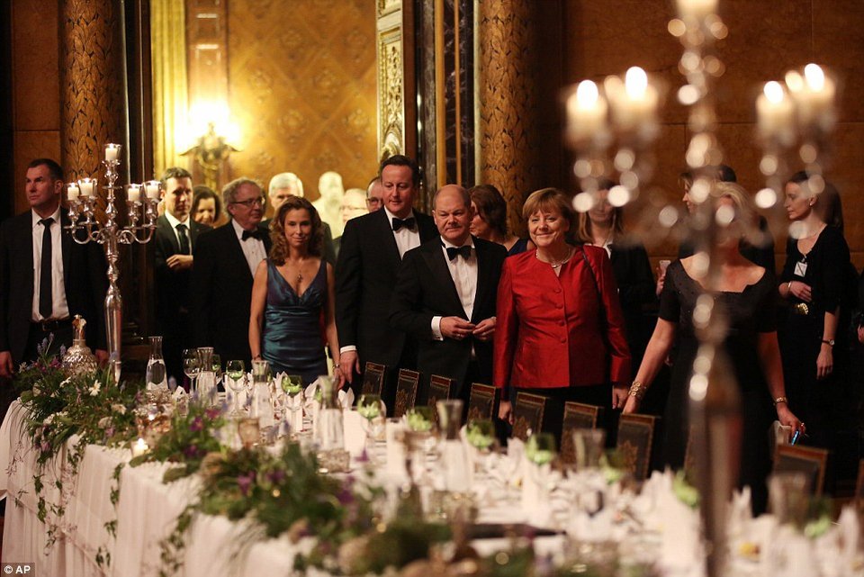 Το «βασιλικό» δείπνο που παρέθεσε η Μέρκελ στον Κάμερον [εικόνες] | iefimerida.gr 1