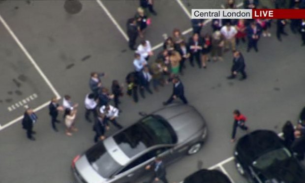 Χειροκρότησαν τον Κάμερον που φεύγει -Του πρότειναν δουλειές για το μέλλον [βίντεο] | iefimerida.gr 1