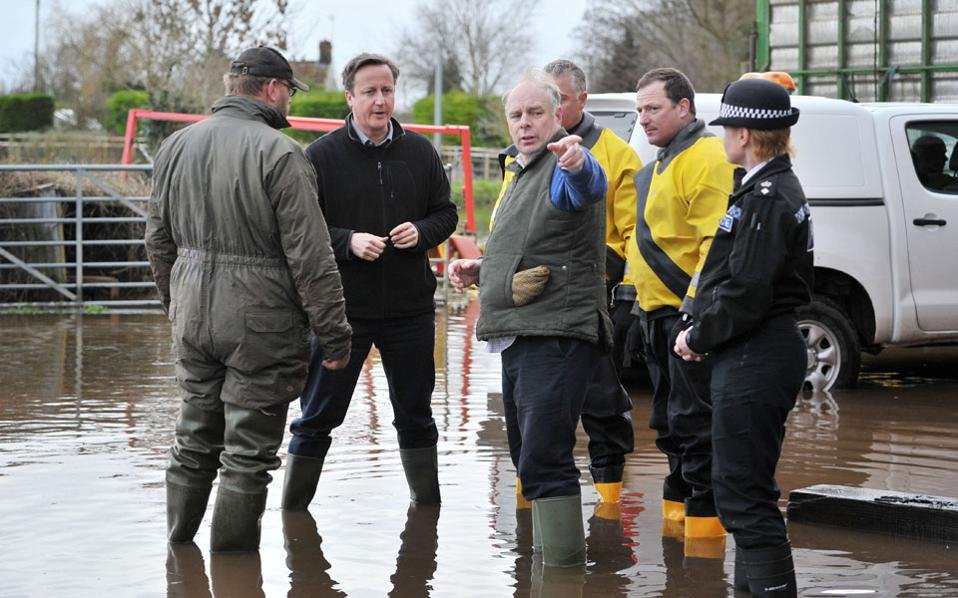Ο Ντέιβιντ Κάμερον έβαλε τις γαλότσες και επιθεωρεί την πρωτοφανή καταστροφή της Αγγλίας [εικόνες] | iefimerida.gr 0