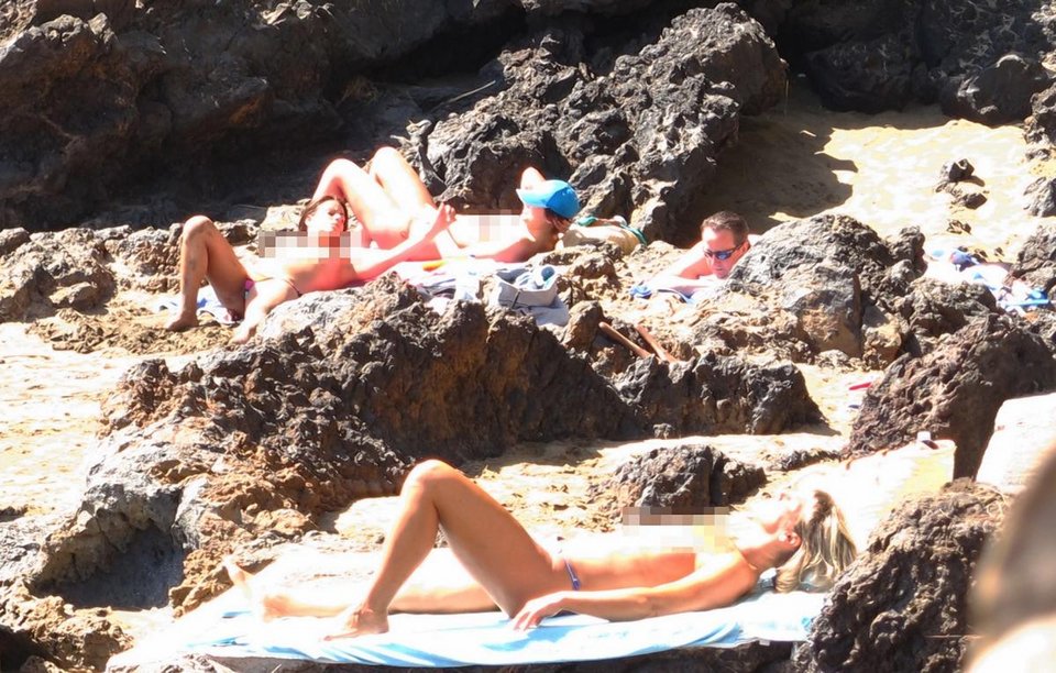 Πρωθυπουργικό... μπανιστήρι -Ο Ντέιβιντ Κάμερον ρίχνει κρυφές ματιές σε γυμνόστηθες τουρίστριες [εικόνες]    | iefimerida.gr 0