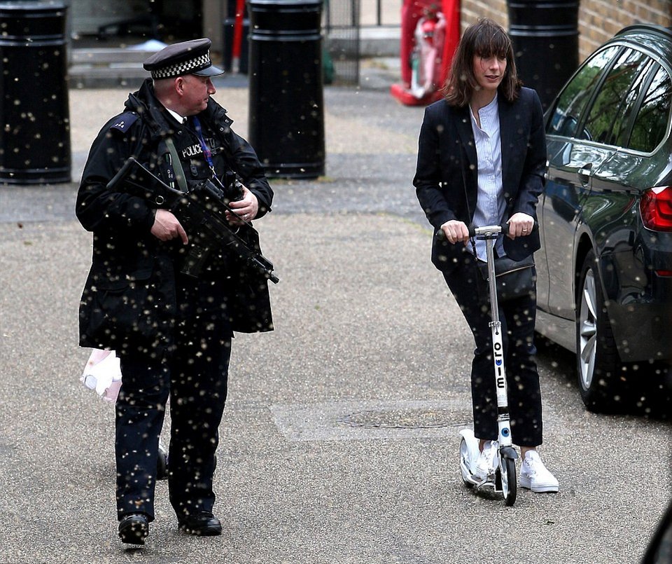 Σύζυγος πρωθυπουργού άφησε τα θωρακισμένα αυτοκίνητα και κάνει βόλτες με πατίνι [εικόνες] | iefimerida.gr 0
