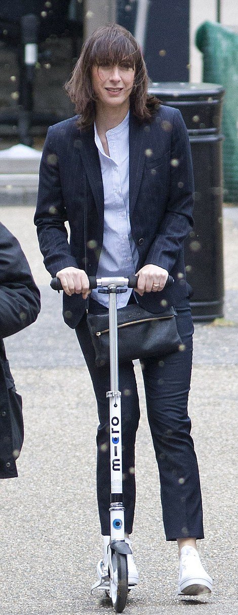 Σύζυγος πρωθυπουργού άφησε τα θωρακισμένα αυτοκίνητα και κάνει βόλτες με πατίνι [εικόνες] | iefimerida.gr 2