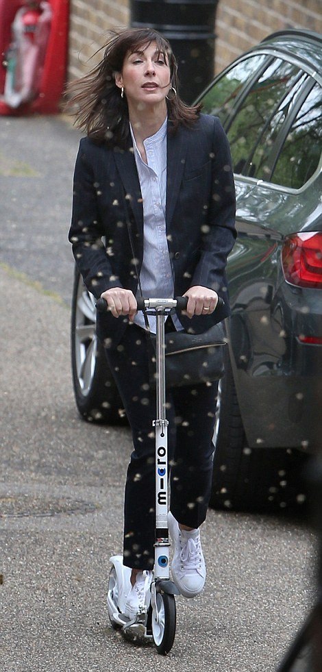 Σύζυγος πρωθυπουργού άφησε τα θωρακισμένα αυτοκίνητα και κάνει βόλτες με πατίνι [εικόνες] | iefimerida.gr 3