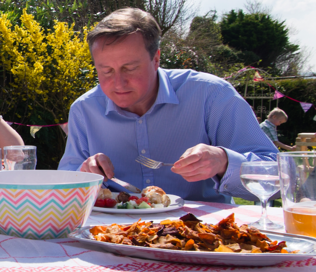 Εγινε ρεζίλι: Γελάει το Twitter με το πώς τρώει ο Κάμερον το χοτ ντογκ [εικόνες] | iefimerida.gr 0