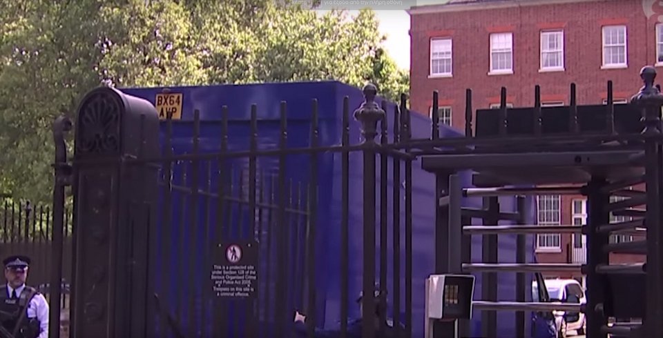 Τα μαζεύει και φεύγει ο Κάμερον -Ξεκίνησε η μετακόμιση στην Ντάουνινγκ Στριτ [εικόνες&βίντεο] | iefimerida.gr 3