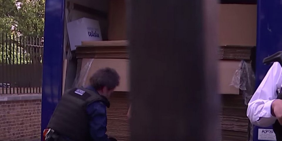 Τα μαζεύει και φεύγει ο Κάμερον -Ξεκίνησε η μετακόμιση στην Ντάουνινγκ Στριτ [εικόνες&βίντεο] | iefimerida.gr 2