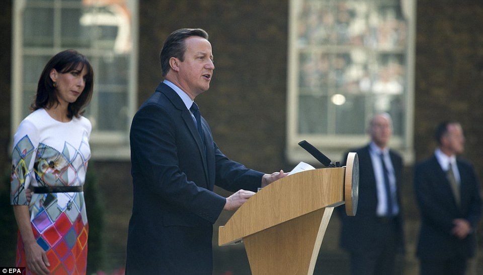 Τα δάκρυα της συζύγου του Κάμερον την ώρα της παραίτησης [εικόνες] | iefimerida.gr 0