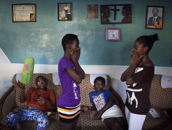 «Σιδέρωμα στήθους»: Η επώδυνη κι επικίνδυνη πρακτική που εφαρμόζουν οι μητέρες στο Καμερούν στις έφηβες κόρες τους [εικόνες] | iefimerida.gr 0