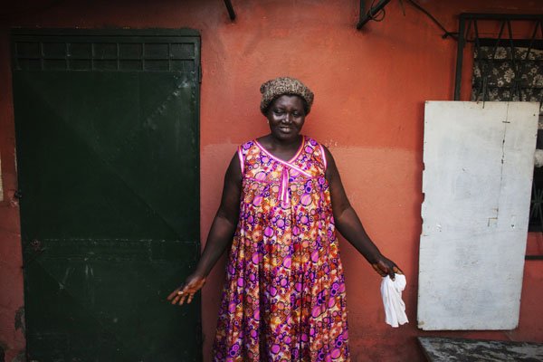 «Σιδέρωμα στήθους»: Η επώδυνη κι επικίνδυνη πρακτική που εφαρμόζουν οι μητέρες στο Καμερούν στις έφηβες κόρες τους [εικόνες] | iefimerida.gr 1