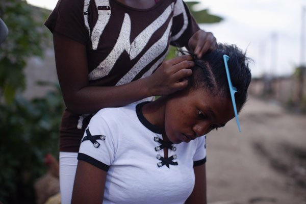 «Σιδέρωμα στήθους»: Η επώδυνη κι επικίνδυνη πρακτική που εφαρμόζουν οι μητέρες στο Καμερούν στις έφηβες κόρες τους [εικόνες] | iefimerida.gr 2