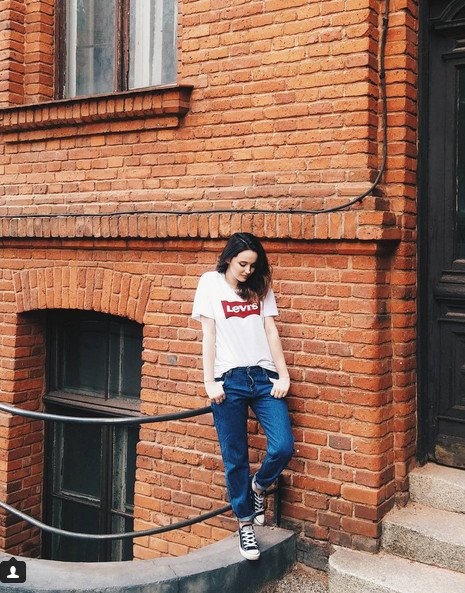 Πώς ένα απλό, φαρδύ t-shirt Levi's έχει γίνει απόλυτη μόδα -Το φορούν με τα πάντα [εικόνες] | iefimerida.gr 3