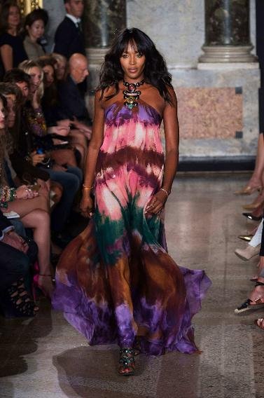 Οι 30άρες πατάνε πόδι -Ανεβαίνουν στην πασαρέλα και κάνουν... σκόνη τις πιτσιρίκες [εικόνες] | iefimerida.gr 0