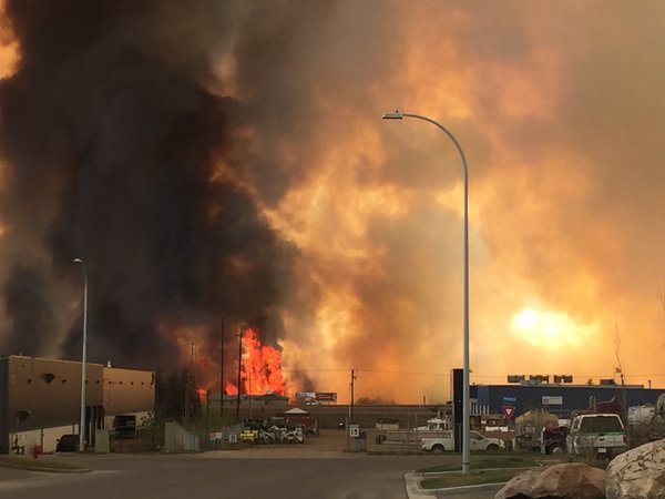 Τεράστια πυρκαγιά στον Καναδά -Εκκένωσαν πόλη 80.000 κατοίκων [εικόνες & βίντεο] | iefimerida.gr 1