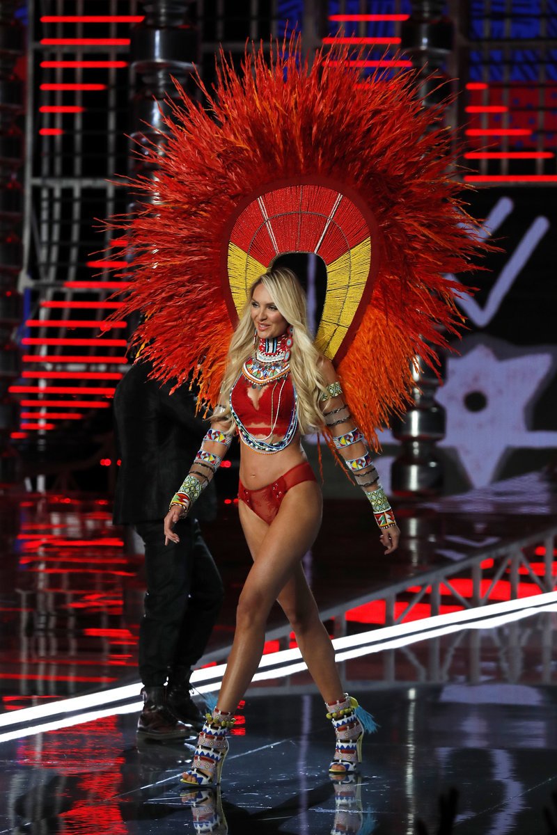 Μυστήριο με αγγελάκι της Victoria's Secret: Με πλάκα κοιλιά στο σόου αλλά σε προχωρημένη εγκυμοσύνη [εικόνες] | iefimerida.gr 1