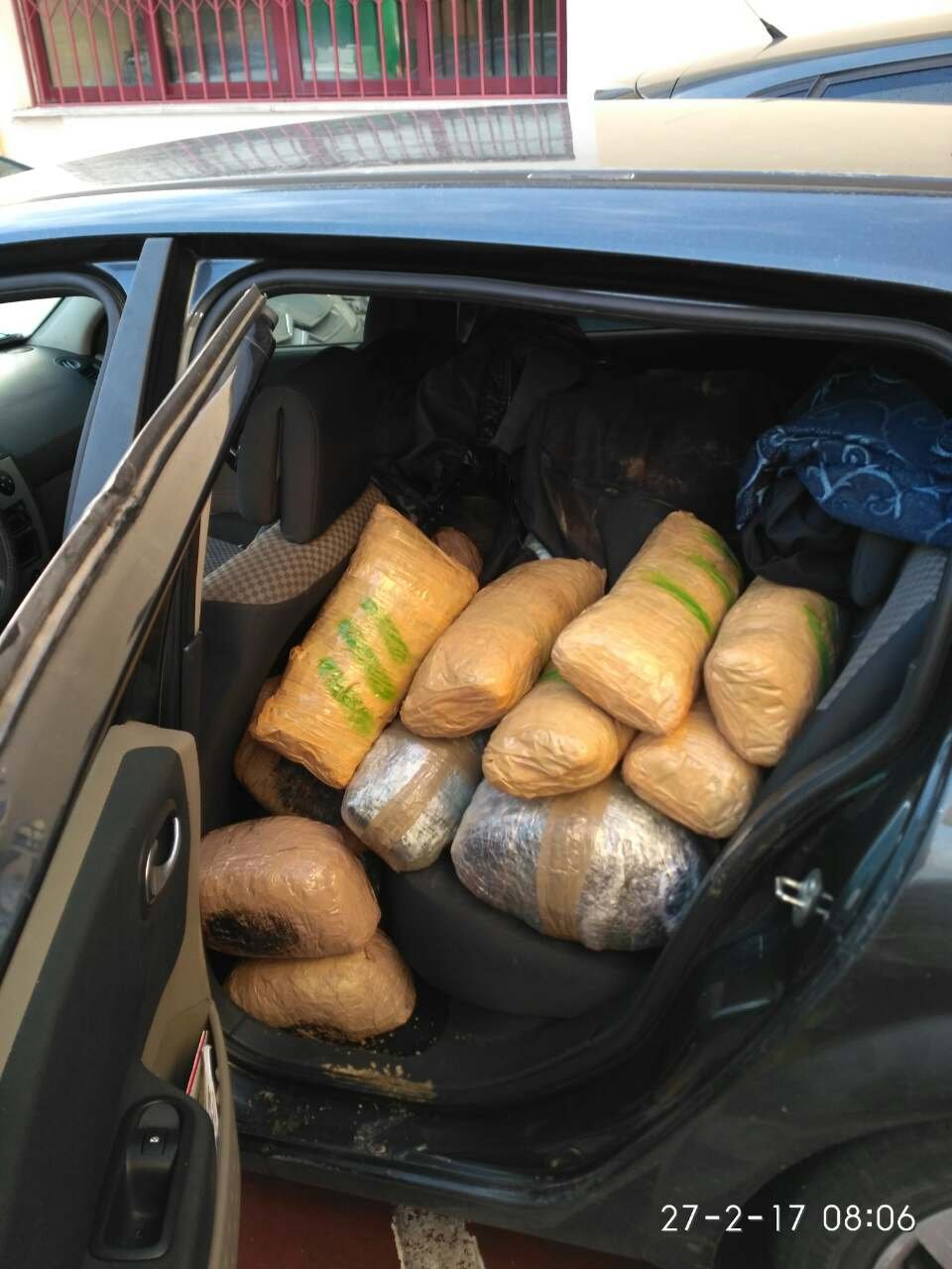 Μπλόκο της αστυνομίας «τσίμπησε» 449 κιλά κάνναβης [εικόνες]  | iefimerida.gr 0