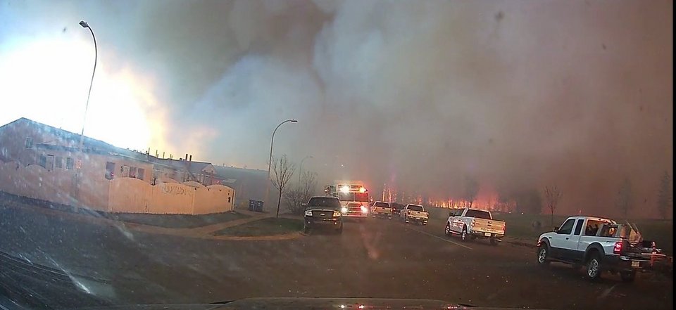 Εικόνες Αποκάλυψης στον Καναδά – Τρομακτική πυρκαγιά [εικόνες& βίντεο] | iefimerida.gr 2