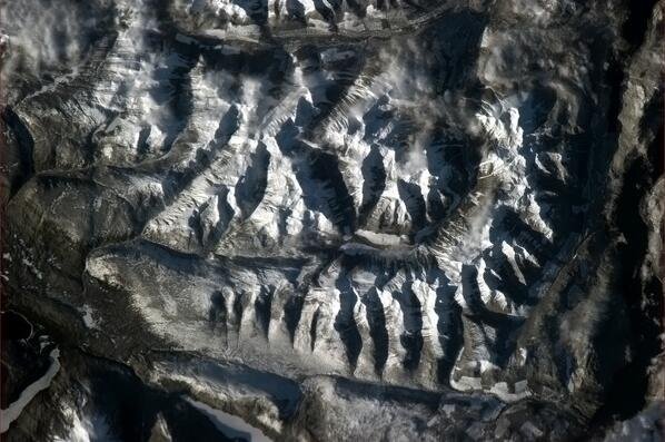 Κρις Χάντφιλντ: Ο σταρ του διαστήματος που τραγουδά Ντέιβιντ Μπόουι και ανεβάζει φωτογραφίες στο twitter [εικόνες, βίντεο] | iefimerida.gr 16