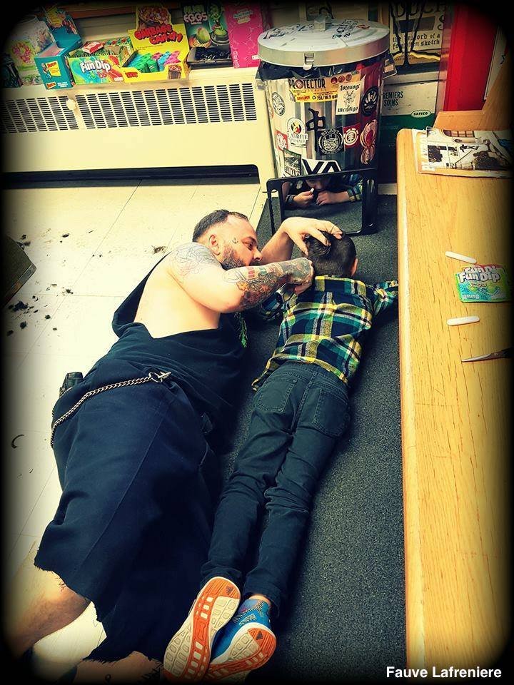 Καναδός κομμωτής βρήκε τον τρόπο να κουρέψει αυτιστικό παιδί 6 ετών [εικόνες] | iefimerida.gr 1