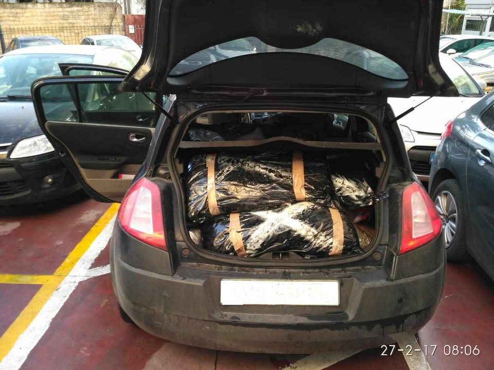 Μπλόκο της αστυνομίας «τσίμπησε» 449 κιλά κάνναβης [εικόνες]  | iefimerida.gr 1