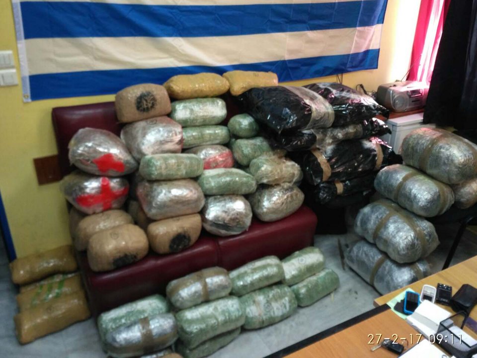 Μπλόκο της αστυνομίας «τσίμπησε» 449 κιλά κάνναβης [εικόνες]  | iefimerida.gr 2