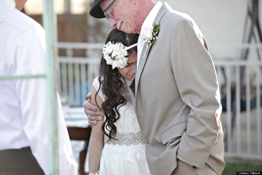 Συνόδεψε την 11χρονη κόρη του νύφη στην εκκλησία γιατί έχει λίγους μήνες ζωής -Ενας εικονικός, αλλά συγκινητικός γάμος [εικόνες&βίντεο] | iefimerida.gr 1