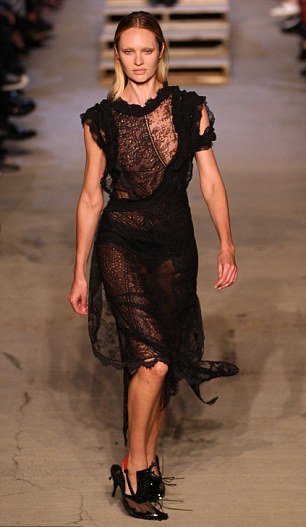 Τούμπες στην πασαρέλα -Πασίγνωστο μοντέλο είχε θεαματική πτώση σε επίδειξη [εικόνες & βίντεο] | iefimerida.gr 0