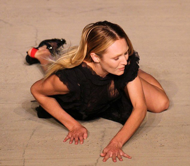 Τούμπες στην πασαρέλα -Πασίγνωστο μοντέλο είχε θεαματική πτώση σε επίδειξη [εικόνες & βίντεο] | iefimerida.gr 3