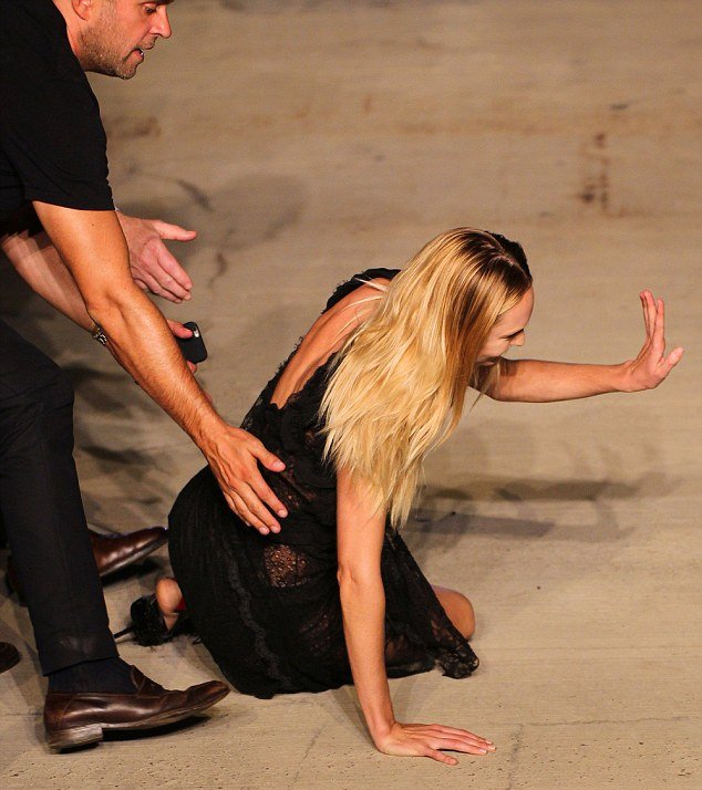 Τούμπες στην πασαρέλα -Πασίγνωστο μοντέλο είχε θεαματική πτώση σε επίδειξη [εικόνες & βίντεο] | iefimerida.gr 4