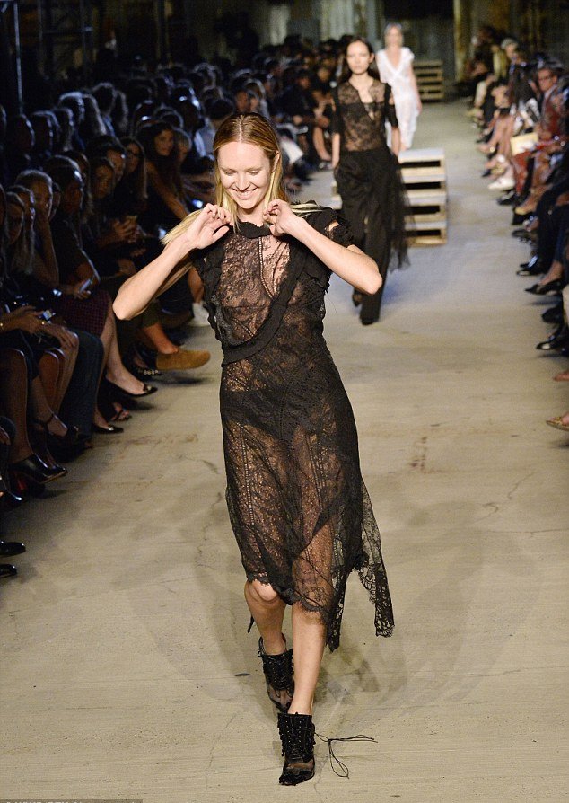 Τούμπες στην πασαρέλα -Πασίγνωστο μοντέλο είχε θεαματική πτώση σε επίδειξη [εικόνες & βίντεο] | iefimerida.gr 5