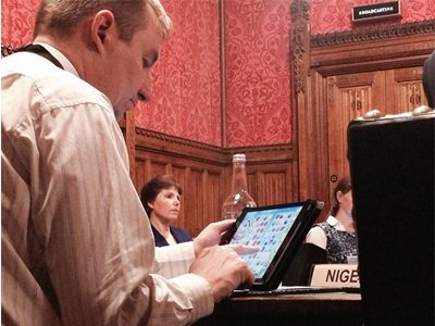 Ψήφισαν βουλευτή για να παίζει... Candy Crash στη συζήτηση για τις συντάξεις [εικόνα] | iefimerida.gr 0